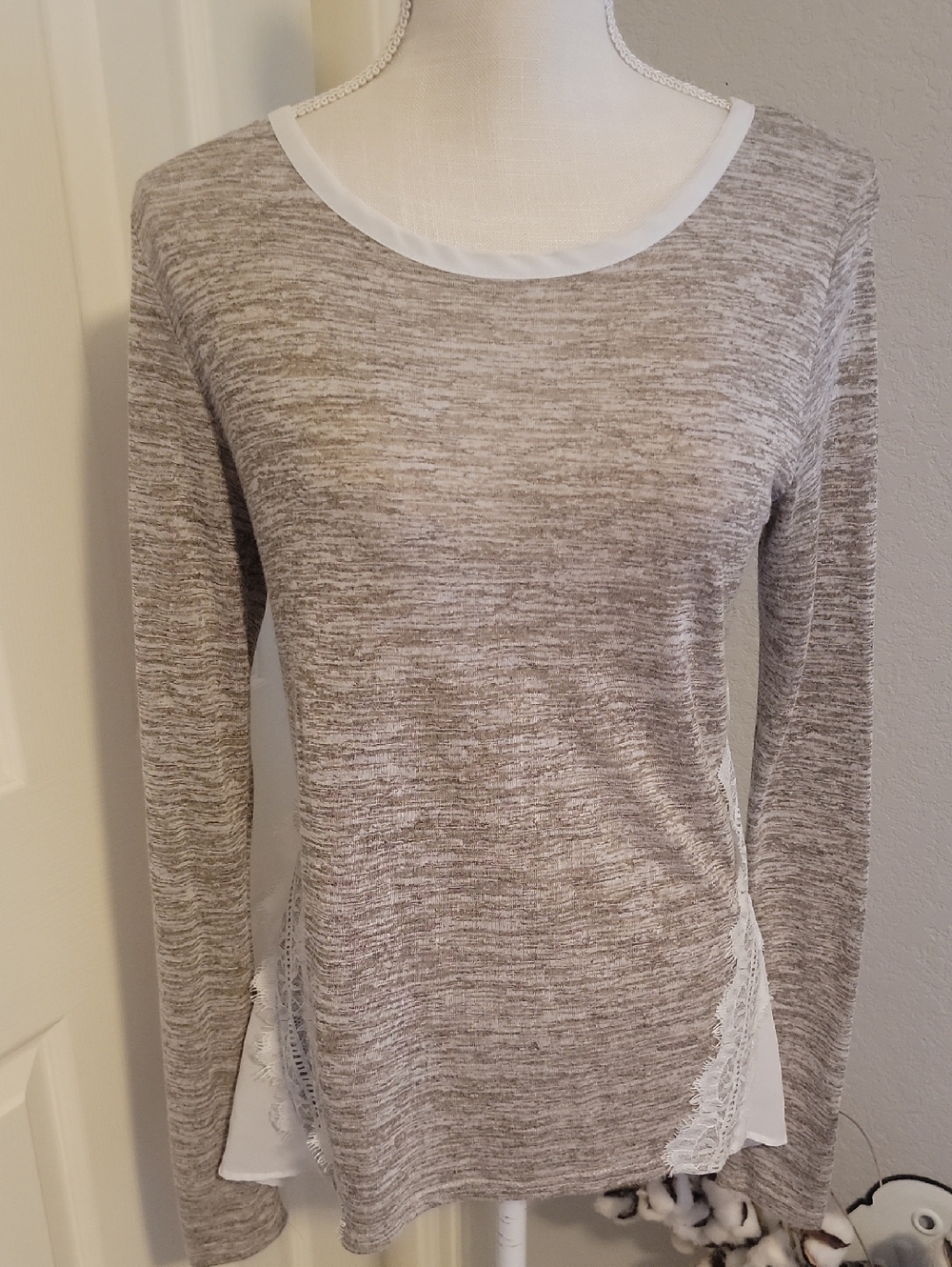Women's Heathered Gray Long-Sleeve Lace-Trim Top